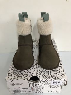 CLARKS BANBROOK WARM CHILDREN'S WALNUT SUEDE BOOTS - SIZE 8.5 (611302)