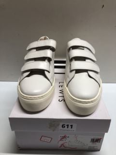 JOHN LEWIS FAWNE WHITE SHOES - SIZE 4 (666660)