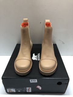 SOREL JOAN NOW CHELSEA HONEST BEIGE BOOTS - SIZE 8 (666660)