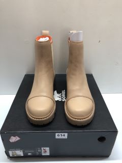 SOREL JOAN NOW CHELSEA HONEST BEIGE BOOTS - SIZE 5 (666660)