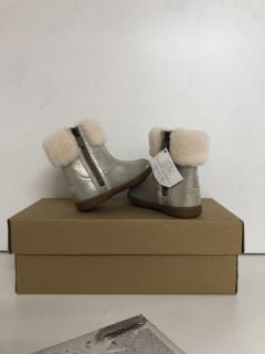 UGG JORIE II GOLD CHILDREN'S BOOTS - SIZE C6 (239481)