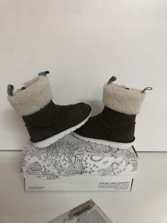 CLARKS BANBROOK WARMK WALNUT SUEDE CHILDREN'S BOOTS - SIZE: 9 1/2 (630185)