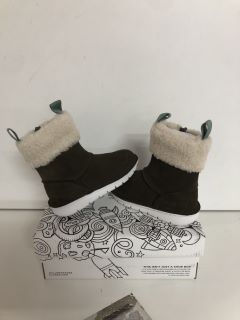 CLARKS BANBROOK WARMK WALNUT SUEDE CHILDREN'S BOOTS - SIZE: 8 1/2 (630185)