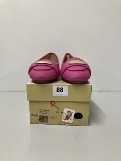 MICHAEL KORS MK PLATE MOC FAUX LEATHER CERISE SHOES - SIZE: 8 - RRP.£72 (681370)