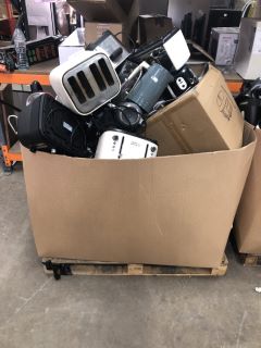 PALLET OF KITCHEN APPLIANCES INC KETTLES & TOASTERS