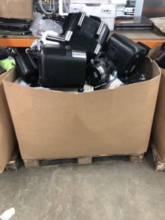 PALLET OF KITCHEN APPLIANCES INC KETTLES & TOASTERS