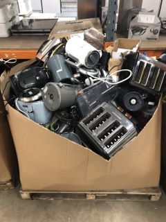 PALLET OF KITCHEN APPLIANCES INC KETTLES & TOASTERS