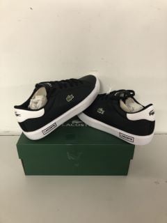 LACOSTE POWERCOURT 0721 1 SUJ IN BLACK/WHITE UK SIZE 5