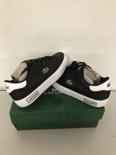 LACOSTE POWERCOURT 0721 1 SUJ IN BLACK/WHITE UK SIZE 2