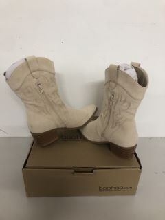 EMBROIDERED WESTERN ANKLE COWBOY BOOTS IN BEIGE SIZE 5