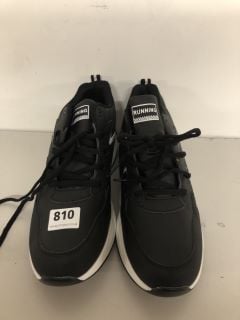 RUNNING WHITE AND BLACK STYLED SHOES SIZE EU 47