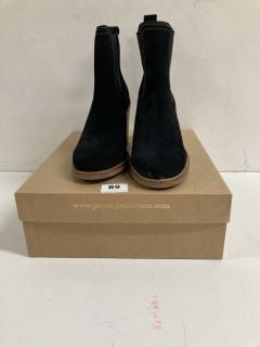 PAIR OF PENELOPE CHILVERS PALOMA ROCIERA HEELED BOOTS - SIZE 4 - RRP £80 (CAGE NUMBER 693540)