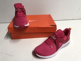 NIKE TRAINERS SIZE 5