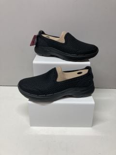 SKECHERS SIZE 5