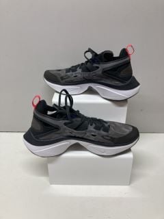 NIKE TRAINERS SIZE 8.5