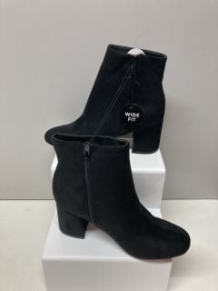 DESIGNER HEELED BOOTS SIZE 6