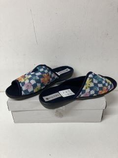 DESIGNER SANDALS SIZE 6