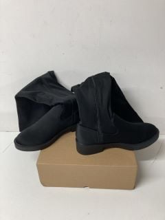 DESIGNER BLACK BOOTS SIZE 8