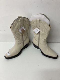 WHITE COWBOY BOOTS SIZE 6