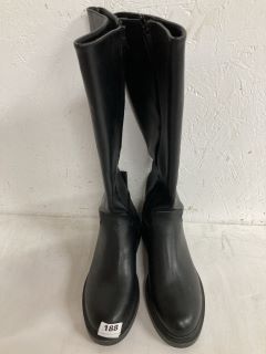 BLACK BOOTS SIZE:6