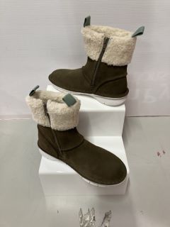 BANBROOKWARMK. WALNUT SUEDE BOOTS SIZE: 2(628558)