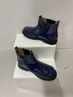 START RITE CHELSEA FRENCH NAVY PATENT BOOTS SIZE: 11.5 F(628558)