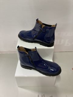 START RITE CHELSEA FRENCH NAVY PATENT BOOTS SIZE: L1.5F(628558)