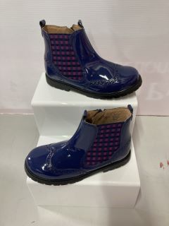 START RITE CHELSEA FRENCH NAVY PATENT BOOTS SIZE: 12F(628558)