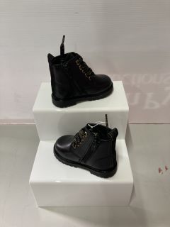 JOHN LEWIS COCO BOOT BLACK SIZE: C4(628558)