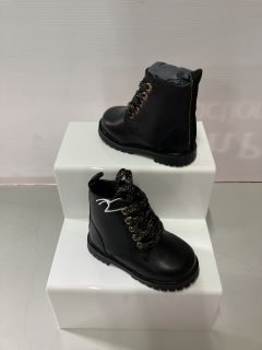 JOHN LEWIS COCO BOOT BLACK SIZE: C4(628558)