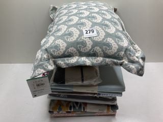 QTY OF ITEMS INC CUSHIONS (723893)