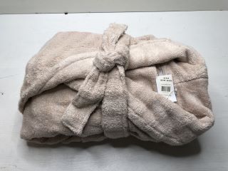 BOX OF ITEMS INC BATH ROBE (723942)