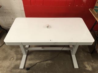 GLOSS WHITE ADJUSTABLE DESK