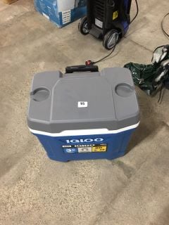 IGLOO LATITUDE 30 PORTABLE CAMPING ROLLER ICE COOLER BOX