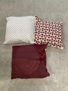 LARGE QTY OF ITEMS INC CUSHIONS