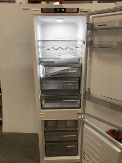 GRUNDIG INTEGRATED FRIDEG FREEZER MODEL: GKFED473 RRP: £499 (EX DISPLAY)