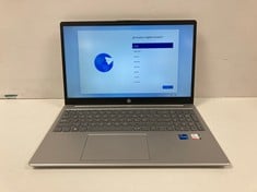 LAPTOP HP 15-FD0052NS 512 GB (ORIGINAL PRICE - 599,99€) IN SILVER. (WITH CHARGER - WITHOUT BOX). I5-1334U, 16 GB RAM, , INTEL IRIS XE GRAPHICS [JPTZ7277].