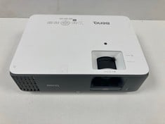 BENQ TK700STI 4K PROJECTOR (ORIGINAL RRP - €1240.00) IN WHITE. (WITH POWER CABLE AND REMOTE CONTROL - NO BOX, ERROR: THE MESSAGE FOR PAIRING THE REMOTE CONTROL WITH THE PROJECTOR KEEPS POPPING UP) [J