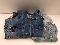 3 X DENIM JACKET VARIOUS BRANDS AND SIZES INCLUDING LEVIS SIZE L (TOTAL RRP 388€) - LOCATION 15A.