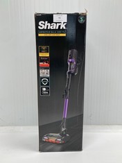 SHARK CORDED HOOVER, FLEXIBLE FOR CLEANING UNDER FURNITURE, WITH NARROW NOZZLE AND UPHOLSTERY NOZZLE, 10 METRE CORD, IN PURPLE AND BLACK, HZ500EU - LOCATION 17A.