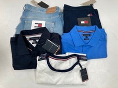 5 X TOMMY HILFIGER GARMENTS VARIOUS MODELS AND SIZES INCLUDING BLUE POLO SHIRT SIZE M - LOCATION 44A.