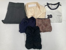 6 X PREMIUM DESIGNER GARMENTS IN VARIOUS SIZES AND STYLES INCLUDING NAVY BLUE SHORTS SIZE M (TOTAL RRP. 246€) - LOCATION 13B.