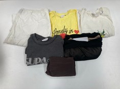 6 X PREMIUM DESIGNER GARMENTS IN VARIOUS SIZES AND STYLES INCLUDING YELLOW T-SHIRT SIZE S/M (TOTAL RRP. 268€) - LOCATION 17B.