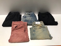 5 X DESIGNER CLOTHES VARIOUS MAKES AND MODELS INCLUDING BLACK JEANS SIZE 32W 34L (TOTAL RRP 347€) - LOCATION 34B.