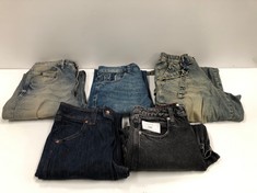 5 X DESIGNER CLOTHES VARIOUS MODELS AND SIZES INCLUDING BLACK SHORTS SIZE M (TOTAL RRP 345€) - LOCATION 30B.