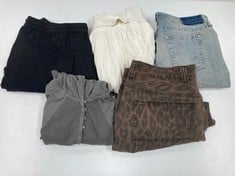 5 X PREMIUM DESIGNER GARMENTS VARIOUS SIZES AND STYLES INCLUDING DENIM TROUSERS SIZE 29W 32L (TOTAL RRP, 256€) - LOCATION 22B.