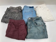 5 X PREMIUM DESIGNER GARMENTS VARIOUS SIZES AND STYLES INCLUDING RED SHORTS SIZE XXL (TOTAL RRP. 313€ ) - LOCATION 16B.