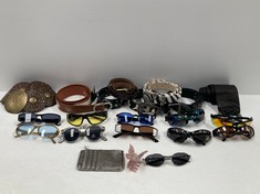 VARIETY OF ITEMS OF DIFFERENT MAKES AND MODELS INCLUDING BELTS (TOTAL RRP 514€) - LOCATION 29A.