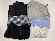 6 X GARMENTS VARIOUS BRANDS AND SIZES INCLUDING BLACK TROUSERS SIZE 28W 32L LOOM (TOTAL RRP 341€) - LOCATION 15B.