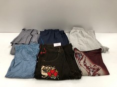 6 X DESIGNER CLOTHES IN VARIOUS STYLES AND SIZES INCLUDING DARK GREY TROUSERS SIZE L (TOTAL RRP 432€) - LOCATION 27B.